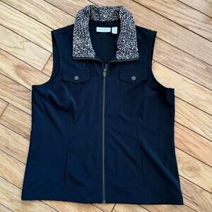Weekends by Chico's Sz 1 Vest Sleeveless Zip Pockets Black Animal Print Collar